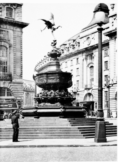 Piccadilly Circus 1962 - Shaftesbury Memorial Fountains b.jpg. Click on the picture to enlarge